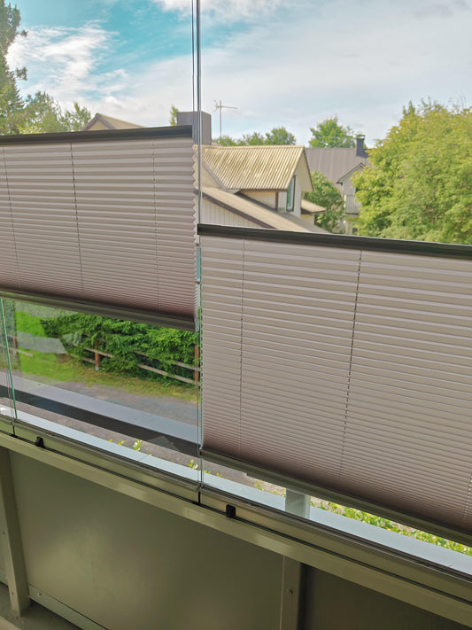 Parvekekaihdin Lux 15 asennettuna