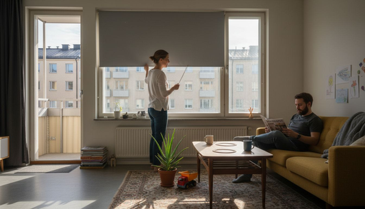 Kirkkaassa asunnossa ihmiset säätävät rullaverhoja, jotta valo ei häikäise.