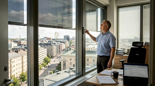 Toimitusjohtaja säätää kaihtimia kulmahuoneessaan.