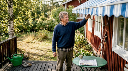 Omistaja säätää markiisia aurinkoisella terassilla