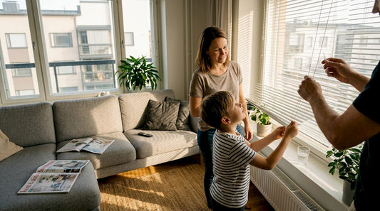 Perhe säätää olohuoneen sälekaihtimia yhdessä