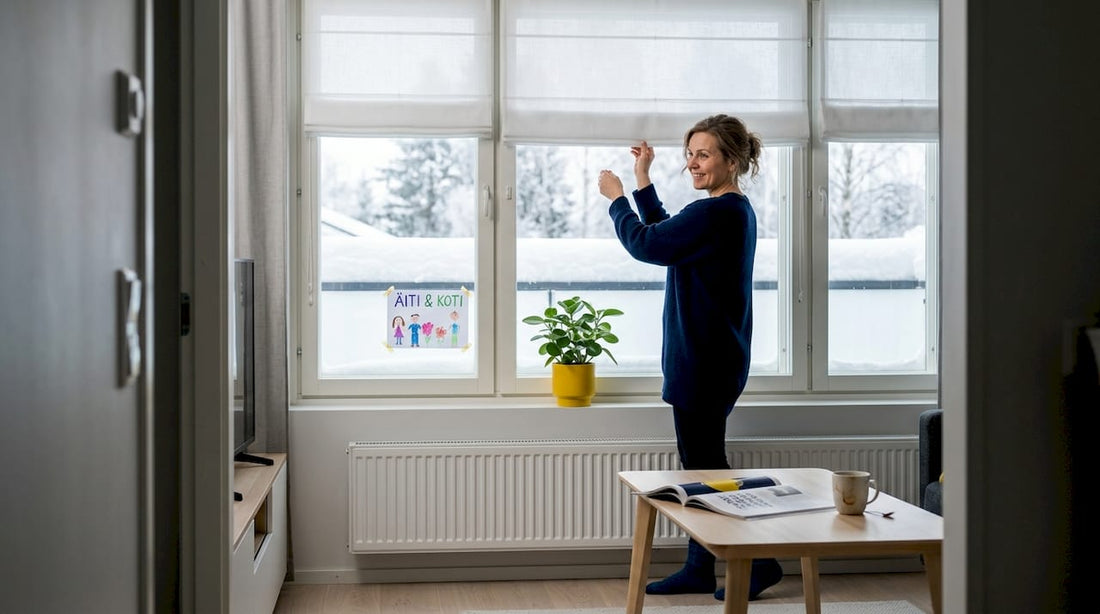 Nainen säätämässä sälekaihtimia suomalaisessa omakotitalossa